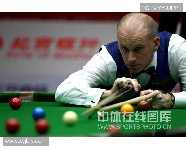 足球场上发呆的球星瞬间展现沉思与专注的独特魅力 足球场上发呆的球星瞬间展现沉思与专注的独特魅力