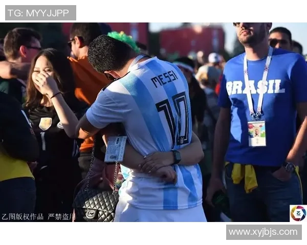 足球巨星与女友甜蜜生活揭秘 球场内外的爱与挑战 足球巨星与女友甜蜜生活揭秘 球场内外的爱与挑战