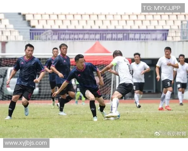 与足球巨星亲密合影 展现荣耀时刻与球场风采